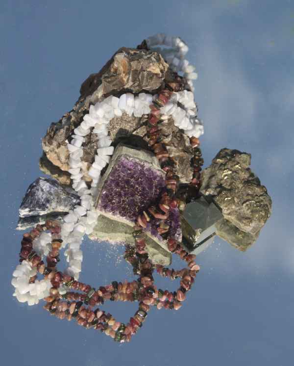 Pyrit mit Edelsteinen