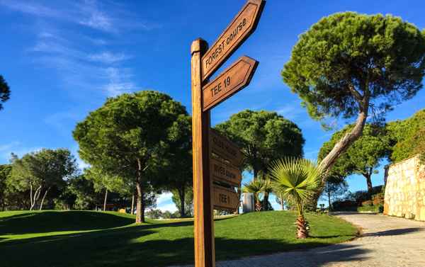 Tat-Golf mit Wegweiser