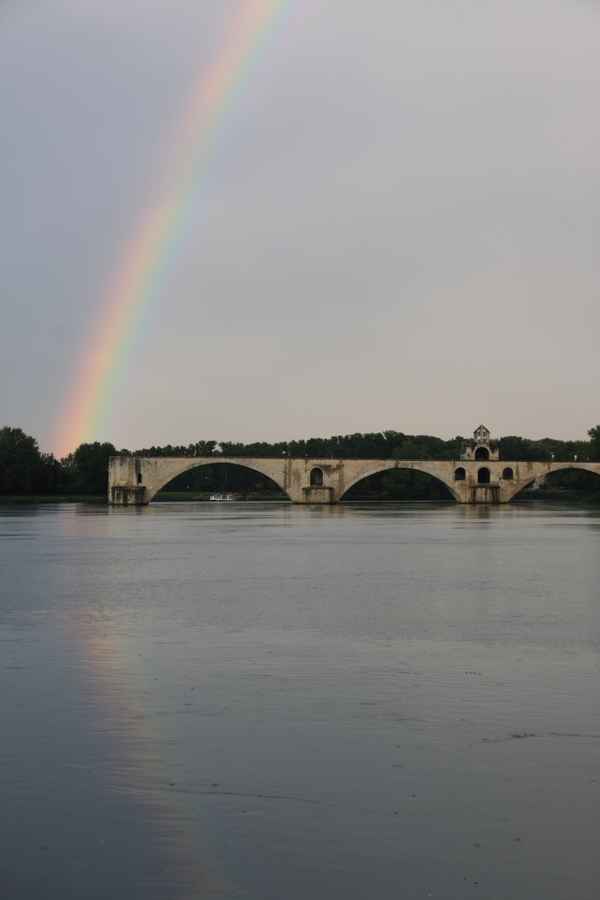 Regenbogen über der Pont dAvignon