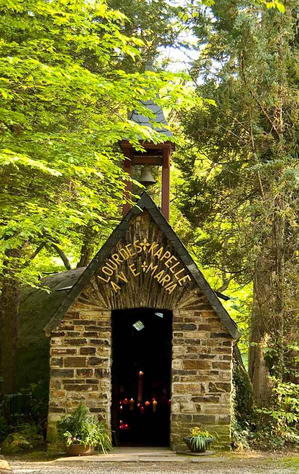 Lourdes-Kapelle im Wald