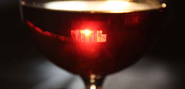 Glas Rotwein im Sonnenuntergang !