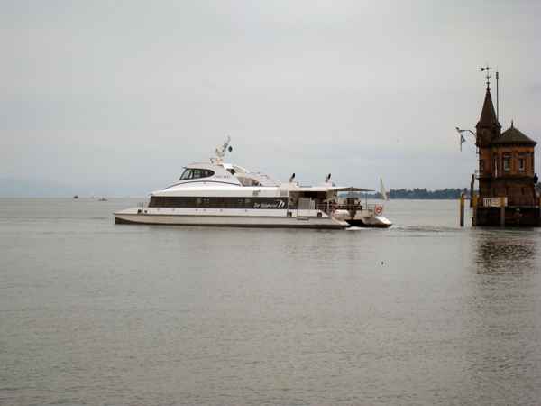 Katamaran "Constanze" auslaufend Konstanz
