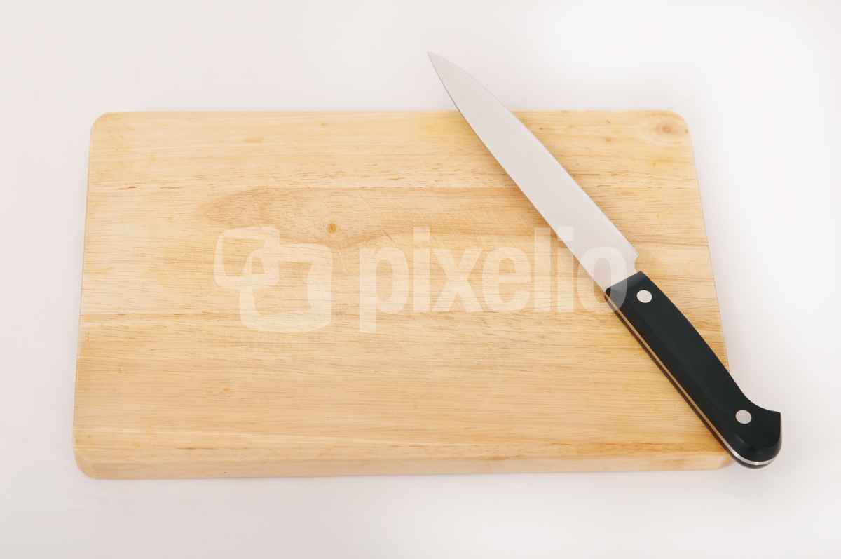 Messer auf Holzbrett
