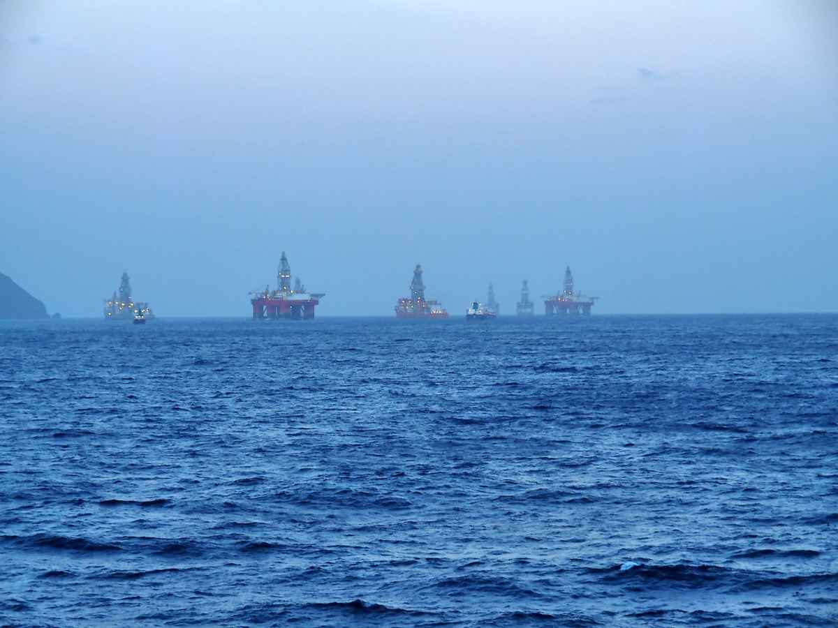 Ölplattformen in der Dämmerung