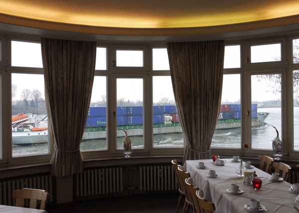 Kaffeetafel mit Rheinblick