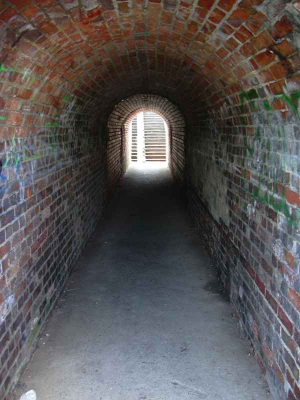 Treppe am Ende des Tunnels
