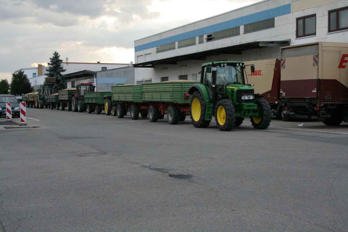 Verschiende Trakoren in einer Schlange
