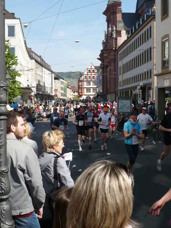 Streckenpassage beim Würzburg Marathon 2008_01