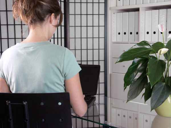 Junge Frau an Labtop in Büro