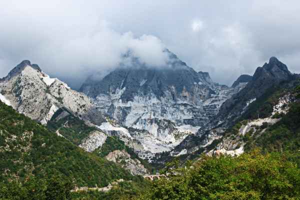 weiße Marmorberge in Carrara