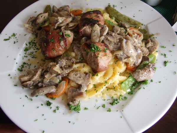 Schweinemedaillons und Spätzle überbacken mit Käse