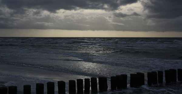 Dunkle Wolken über dem Meer