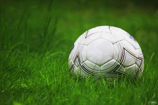 Fussball im Gras 1
