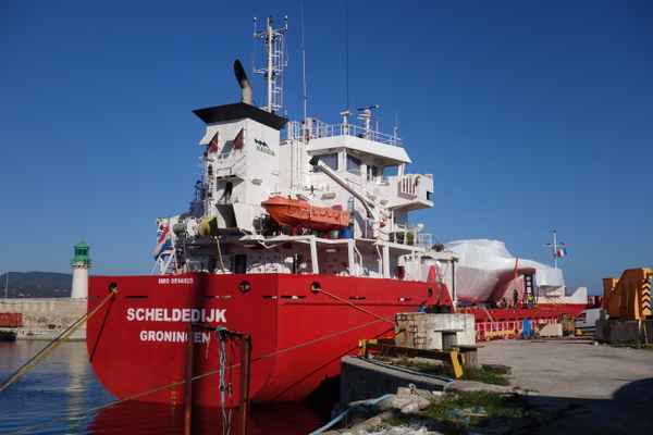 Frachtschiff zur Reparatur