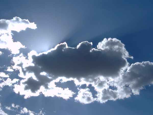 Sonne Blauer Himmel und Wolken