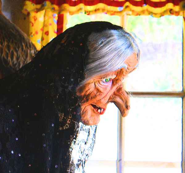 DIE HEXE IST WIEDER DA........WERFT SIE INS FEUER!!!!!!!!!!!!!!!