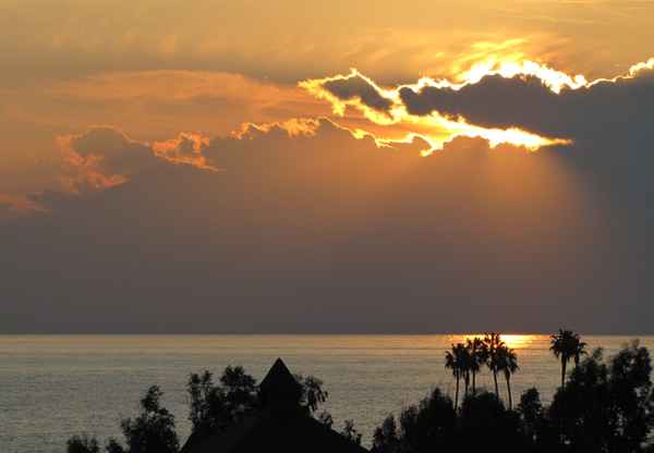 Golden glänzen Himmel und Meer