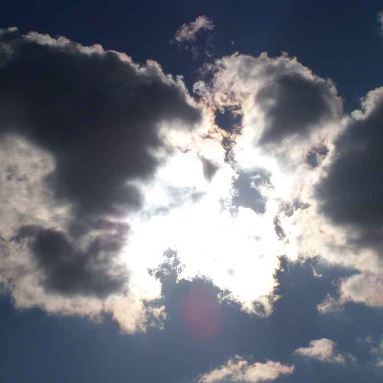 Himmel hinter Wolken