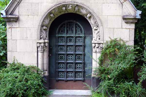 Die Tür zur Gruft