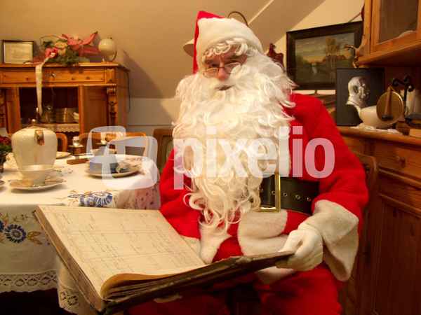 Weihnachtsmann mit Wunschzettelbuch