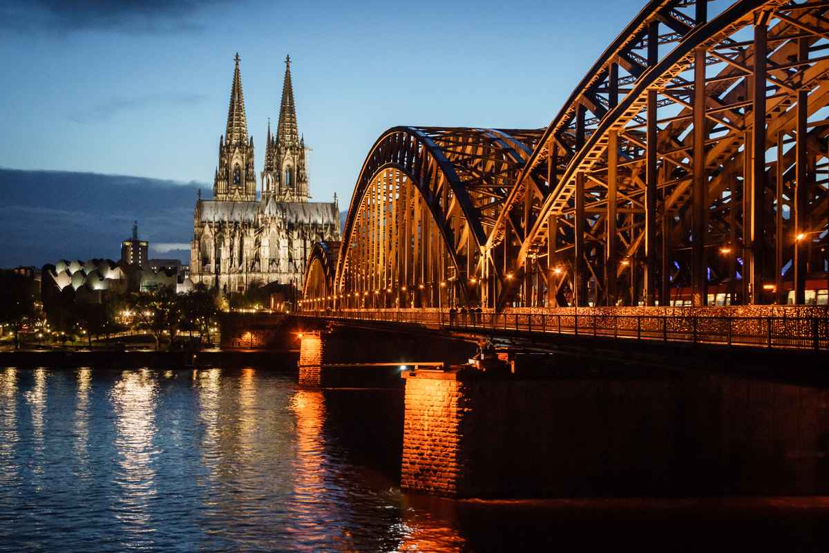 Kölner Dom und Hohenzollernbrücke am Abend