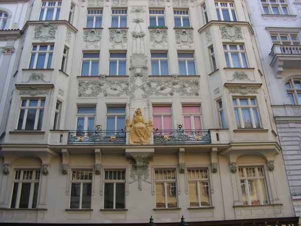 Frau mit Vögeln in Prag