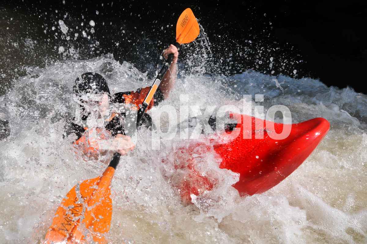 Kanute im Wildwasser