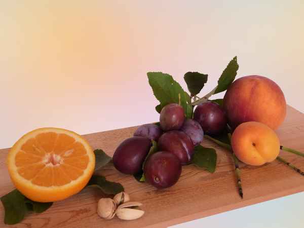 obst auf holzplatte