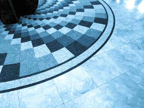 kunstvoller Marmor- und Fliesenboden_blau