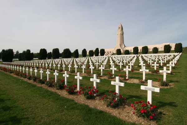 Soldatenfriedhof mit Beinhaus Douaumont bei Verdun
