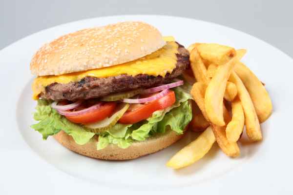 Cheeseburger mit Pommes
