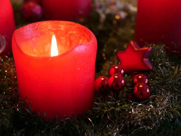 Kerze mit Stern und Kugeln