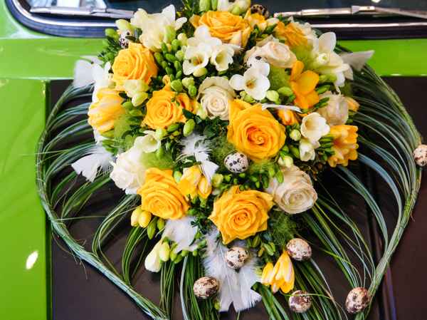 Hochzeits-Blumenschmuck gelb-weiss 1