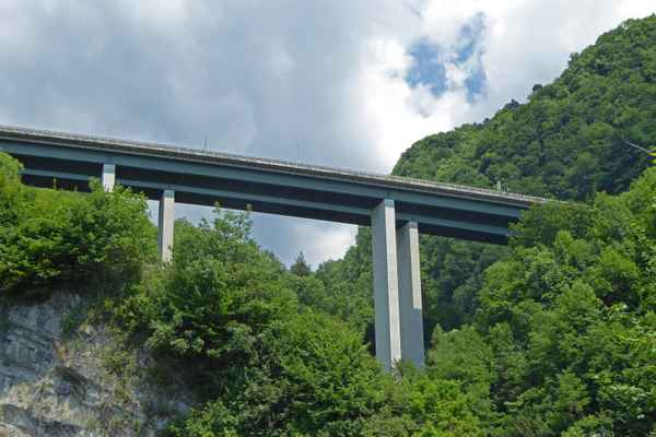 Autobahnbrücke E27 über die Chauderon-Schlucht