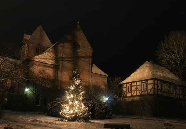 am weihnachtsbaum die lichter............