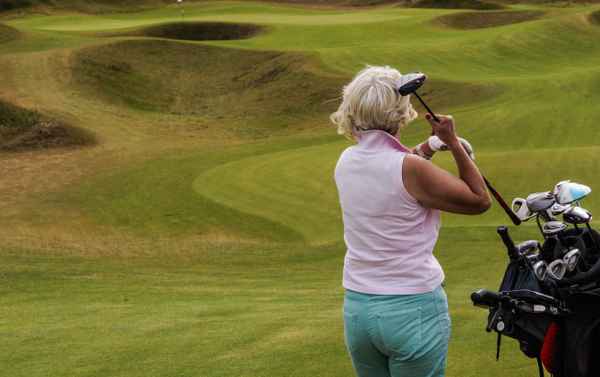 Seniorin auf dem Golfplatz