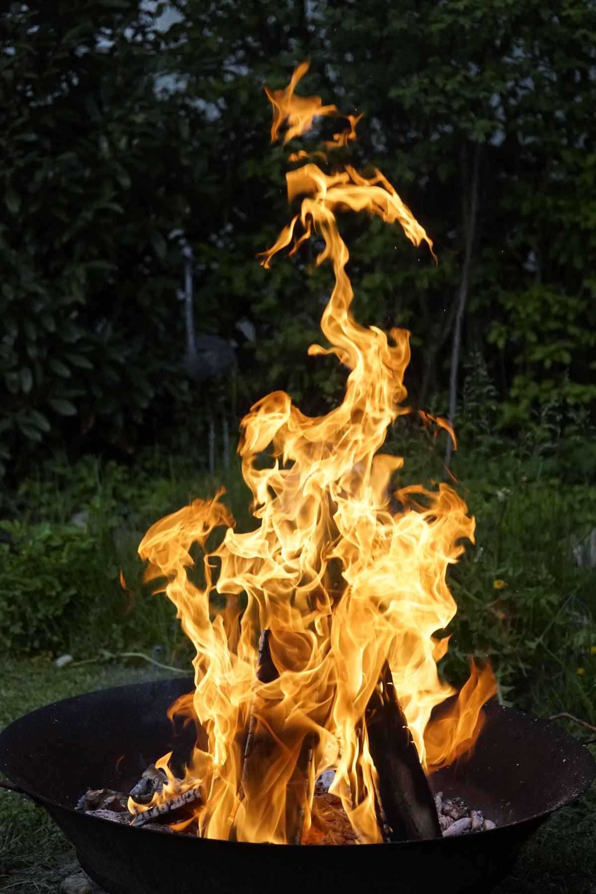Feuer in der Schale