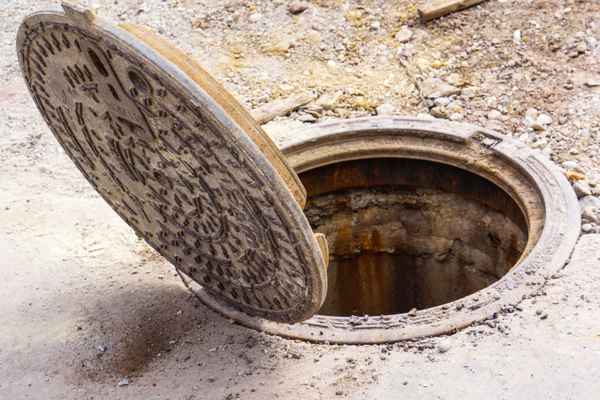 Strassenbau - offener Kanaldeckel