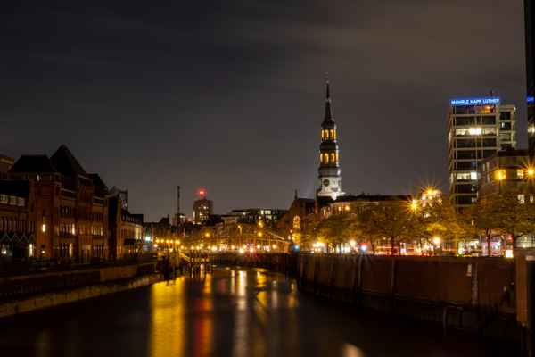 Nachts unterwegs in der Hamburger Speicherstadt