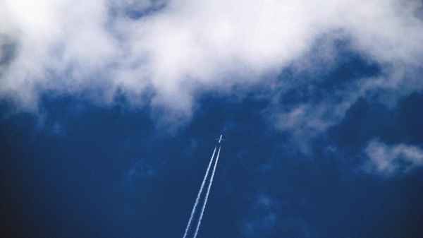 Flugzeug von unten links