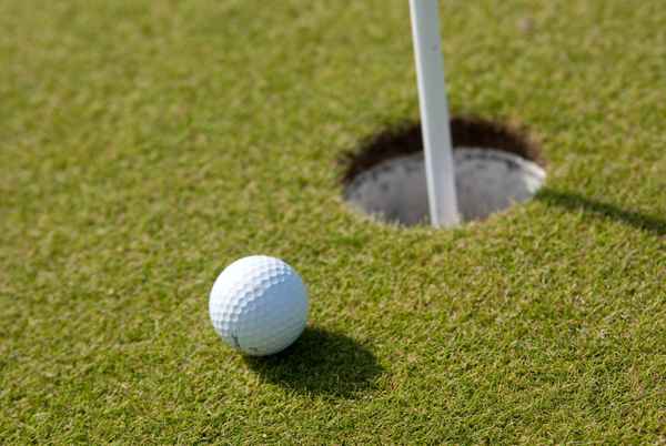 Golfball vor dem Einlochen