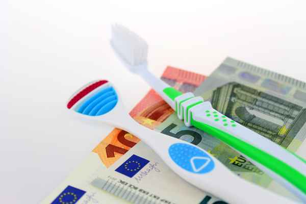 Zahnbürste, Zungenschaber und Euros