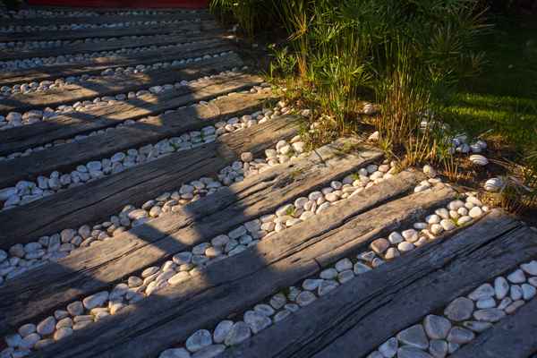 Wegebau mit Bohlen und Steinen