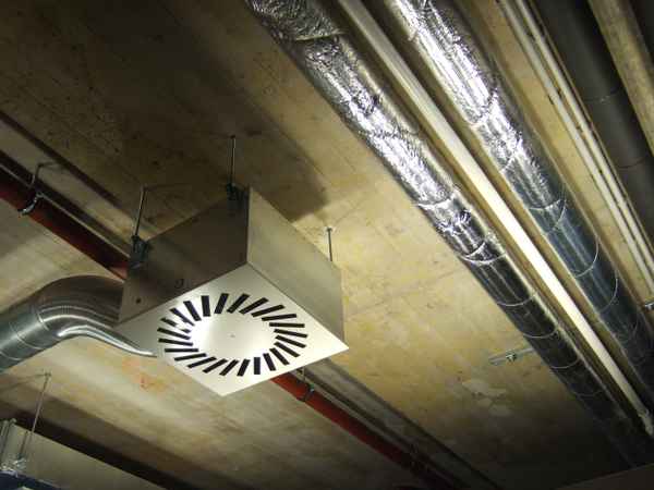 Betondecke mit Installationselementen