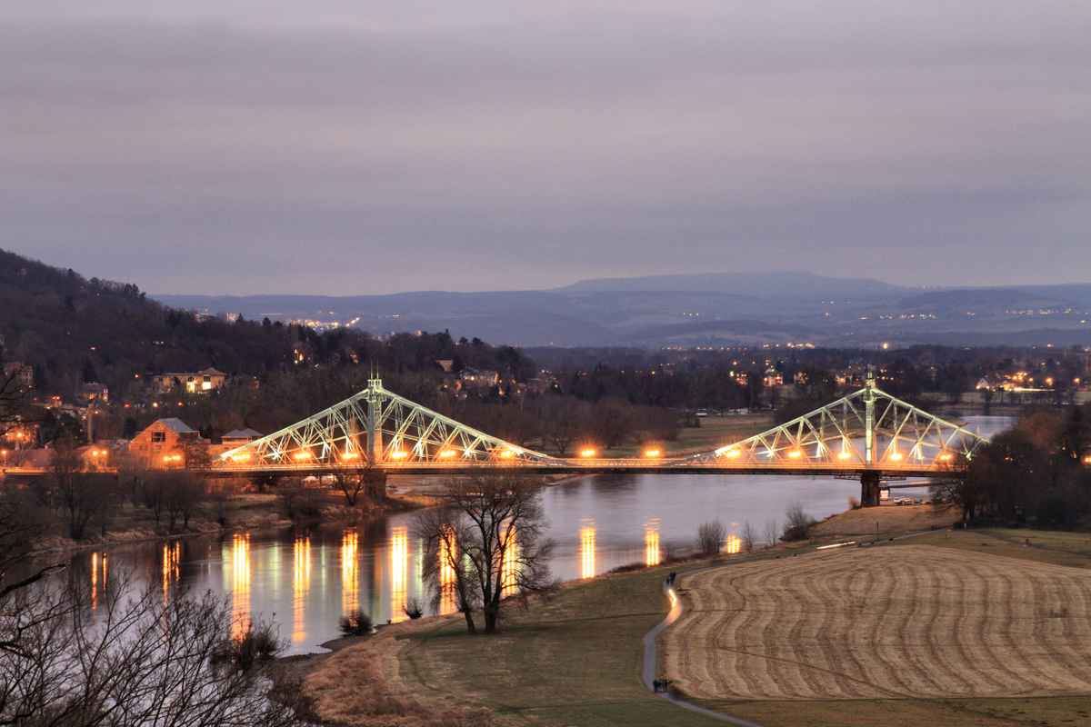 Blaues Wunder Dresden in blauer Stunde