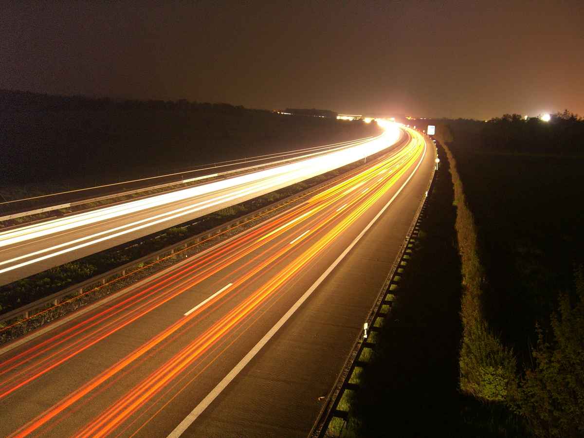 A81 bei Nacht