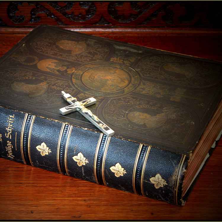 Alte Bibel mit Kreuz