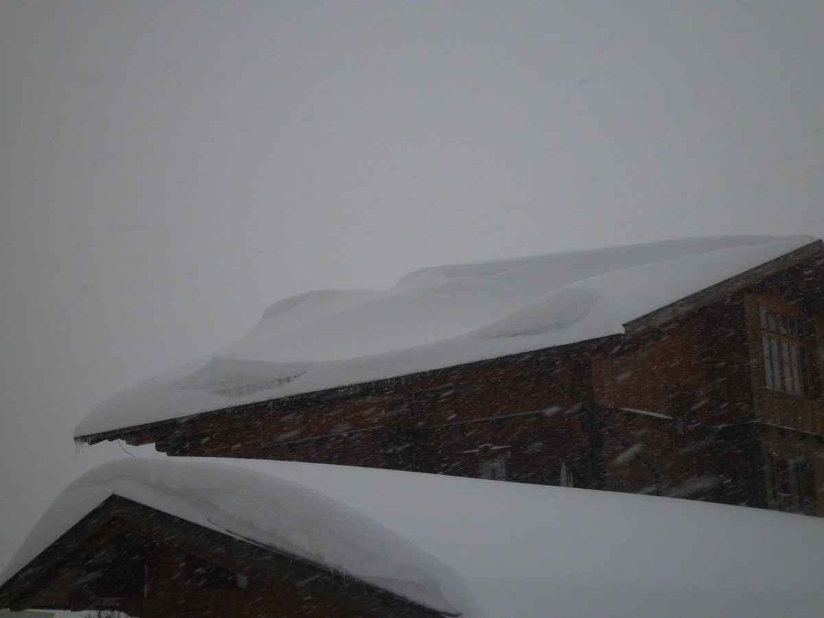 Schneedünen auf dem Dach