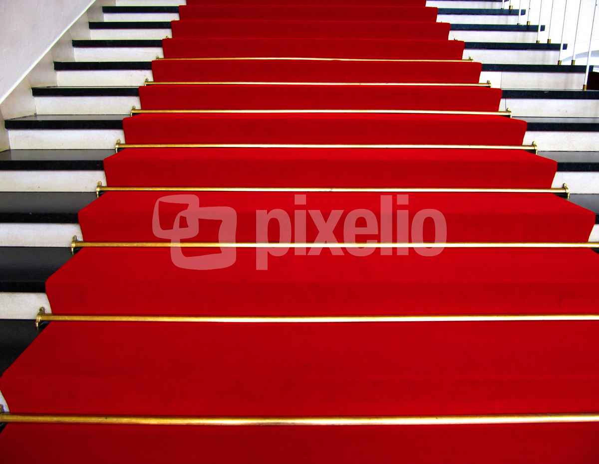 Treppe mit rotem Teppich