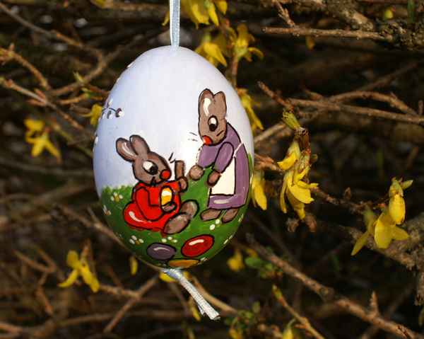 Osterei mit Hasenfamilie